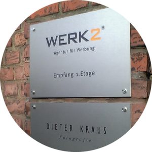 Gravierte Firmenschilder aus Alumnium Edelstahl Messing Gravuren Komischke Düsseldorf