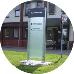 Standschild aus Glas Edelstahl Steele Komischke Düsseldorf